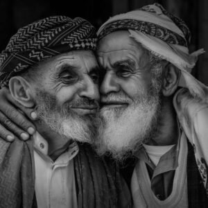 الصورة الفائزة لشقيقان يعانقان