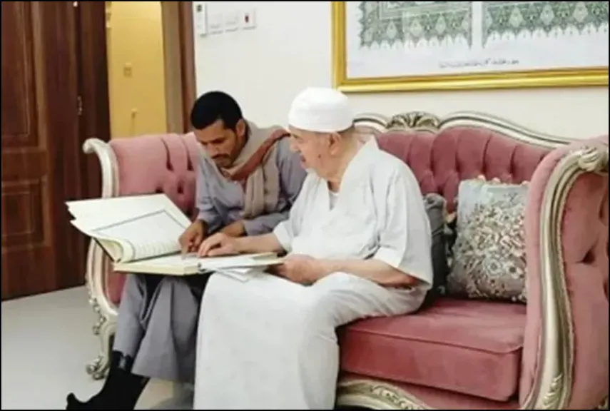 الخطاط اليمني حسن البكولي يواصل كتابة المصحف بعد إجازته من عثمان طه